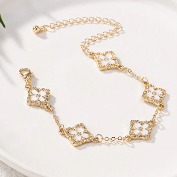 NWT Four Leaf Clover Bracelet - Picture 2 of 4